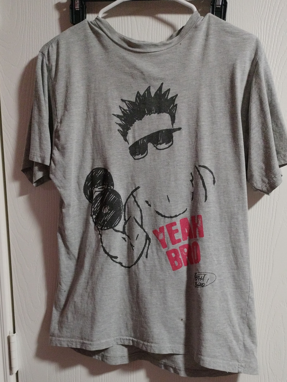 Gray Short-Sleeve Graphic Tee with Red "YEAH BRO" Print
